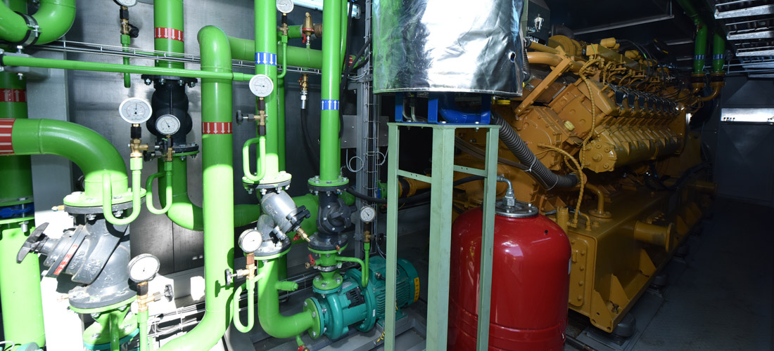 Die drei Gasmotoren vom Typ CG170-12 und CG170-16 angetrieben mit dem vorhandenen Erdgas des Ölfeldes in Poeni.
