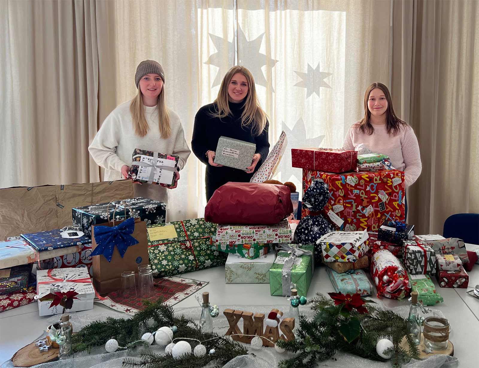 Christmas surprise: Caterpillar Energy Solutions apprentices Leonie Fenzel and Maren Hartmann took the gifts of the 