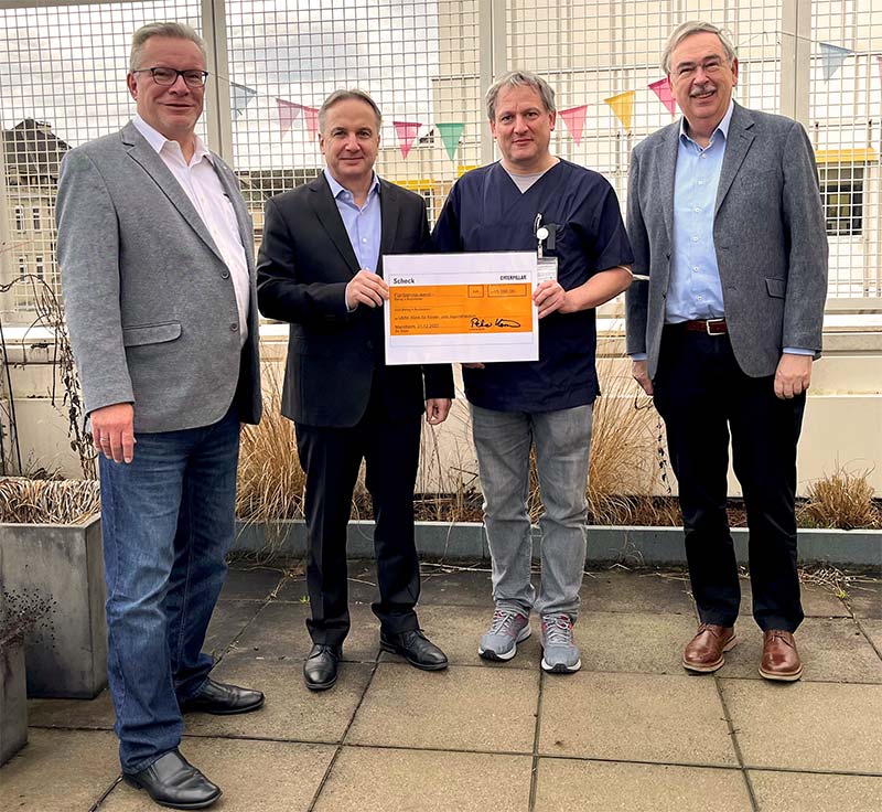 Stellvertretend für Caterpillar Energy Solutions überreichten Geschäftsführer Peter Körner und Frank Fuhrmann den Scheck über 15.000 Euro.