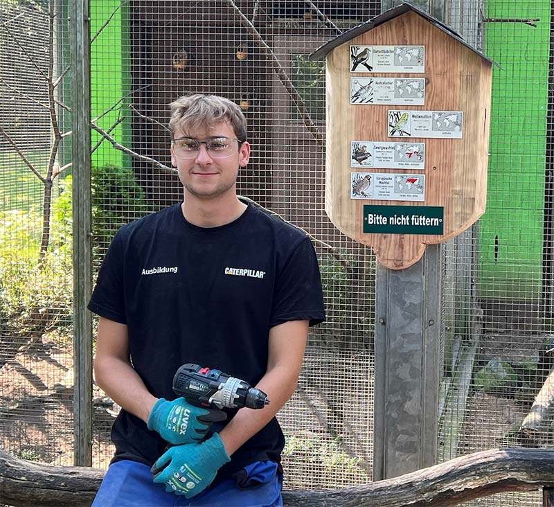 During the introductory seminar, Alexander participated in a team-building event in the course of which he and other students and apprentices of Caterpillar Energy Solutions built new birdhouses and benches for the Waldvogelpark in Mannheim.