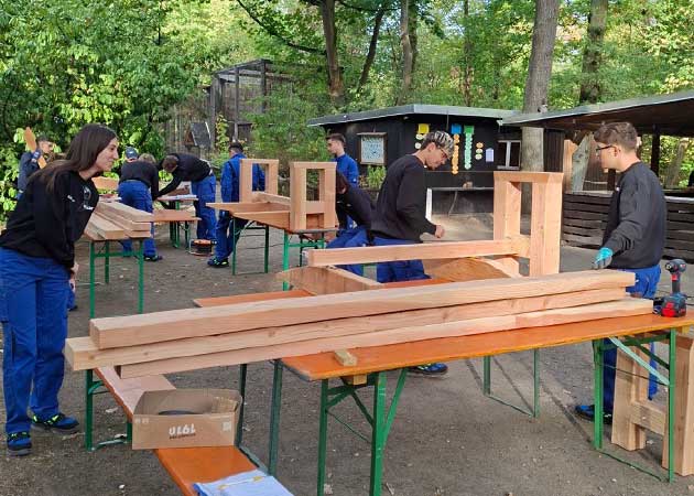 In den Einführungswochen bauten die Auszubildenden im Waldvogelpark in Mannheim gemeinsam Holzbänke, Schilder und Vogelhäuser.